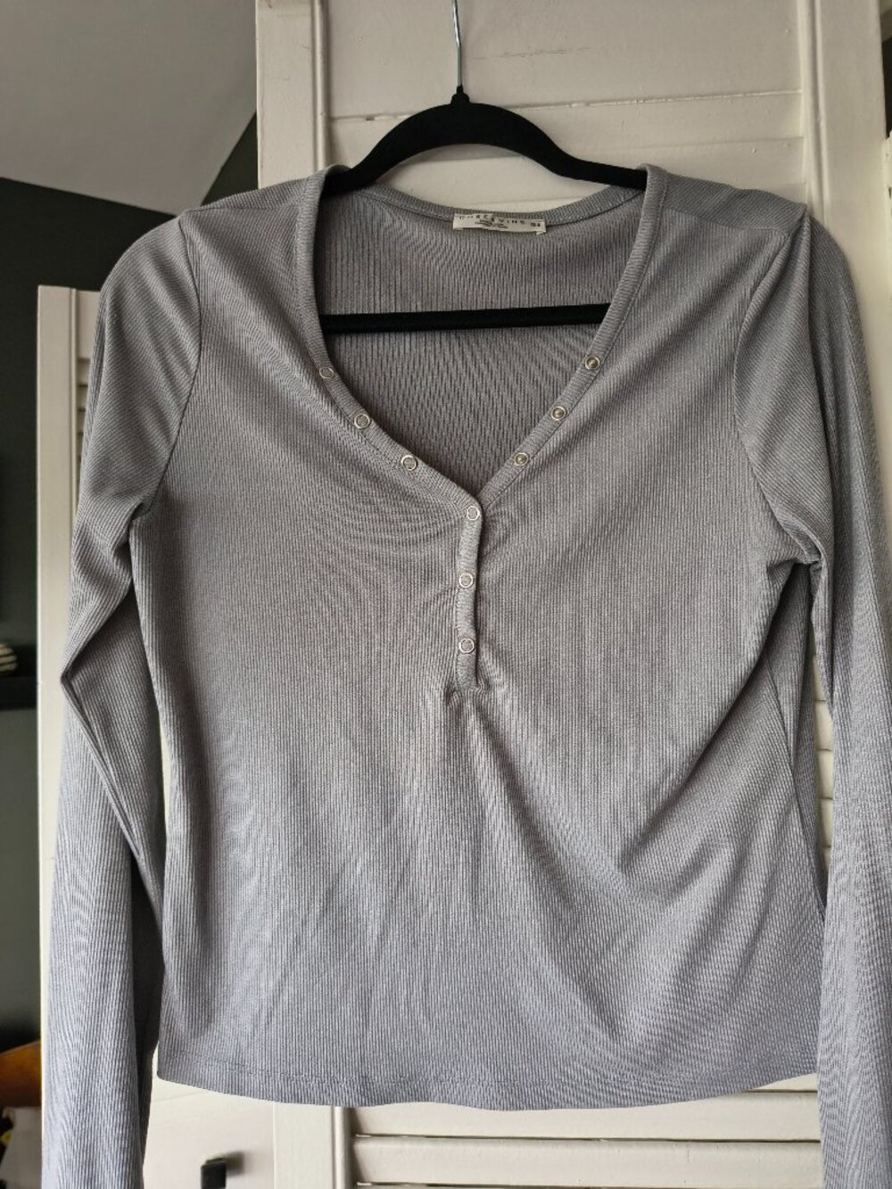 Rose + Vine Grey Ribbed Snap-Front Long Sleeve Top Size XS/S
